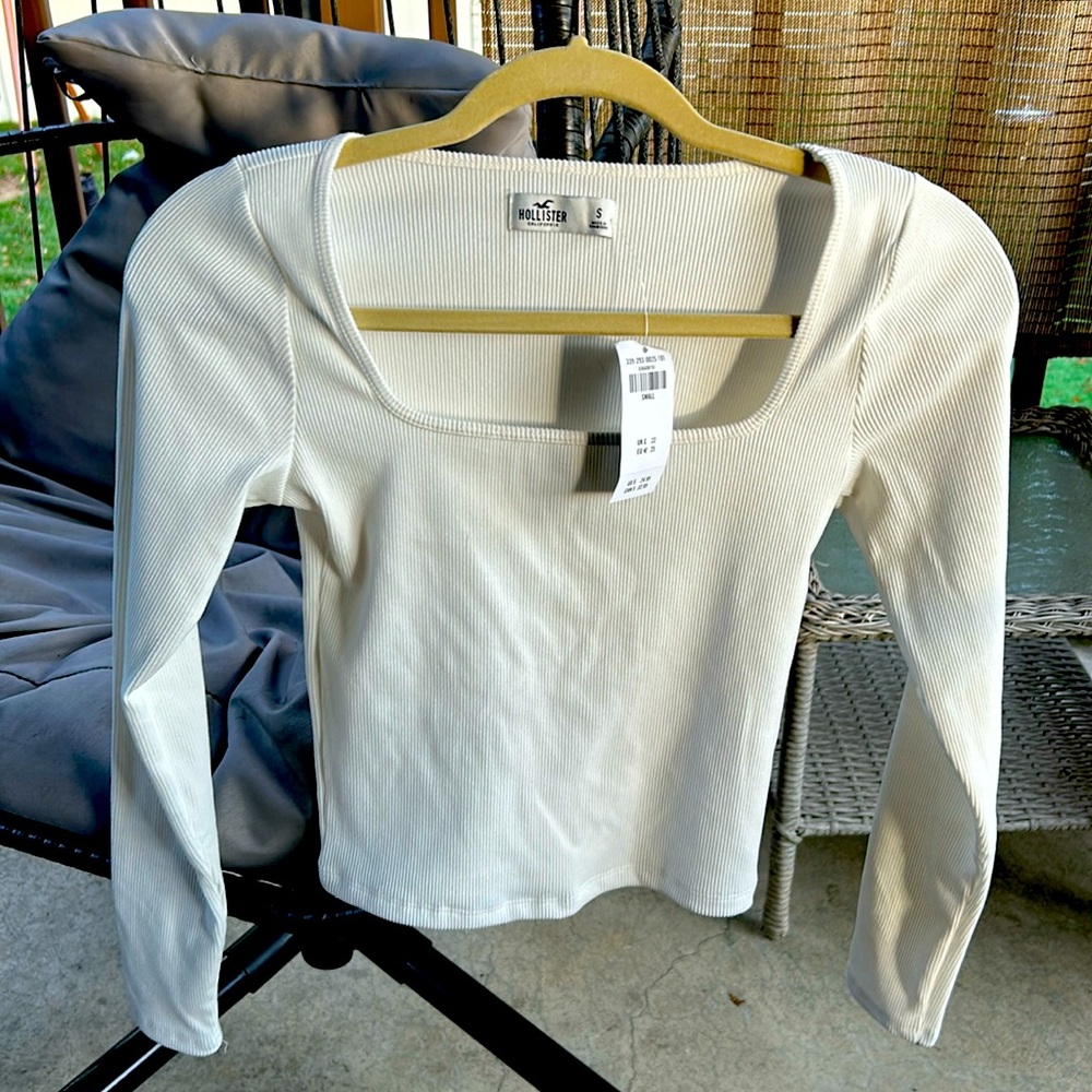 White Hollister long sleeve top with scoop neck. Size small